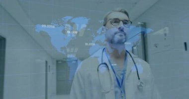 Doktor hastane koridorunda yürüyor, steteskop takıyor ve veri gösteren dünya haritası arayüzünü inceliyor. Tıbbi, teknoloji, sağlık, tanı, dijital, profesyonel, hastane