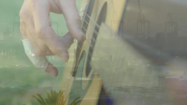 Çatıda akustik gitar çalan bir adam endüstriyel limandaki animasyon teknoloji veri çubuklarını örtüyor. Müzisyenlik, kentsel, sanatsal, dinginlik, akustik, altyapı, tefekkür