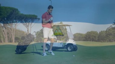 Erkek golfçü golf sahasında demir sopa sallıyor, spor analitiği ve bayrak grafiğini gösteriyor. Atletik, boş zaman, açık hava, spor, yaşam tarzı, minimalist, enerjik