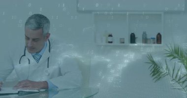 Masadaki panoya yazılı erkek doktor. Ofiste yüzen tıbbi ikili kod ile birlikte. Profesyonel, sağlık, fütüristik, teknoloji, tanı, klinik, yenilik