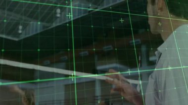 Antrenör ve oyuncular spor salonunda voleybol talimi yapıyor, teknik sistem kaplamasını kullanarak. Eğitim, takım çalışması, atletizm, spor, koçluk, performans, eğlence