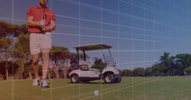 Golfçü golf sopasını yeşilde sallıyor. Finansal grafikleri yüzdelik verilerle örtüyor. Atletik, boş zaman, açık hava, spor, eğlence, sağlıklı, canlı
