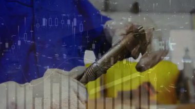 Yetişkin erkek esnaf, atölyede çalışan ve yüzen stok grafiklerini gösteren bir güç öğütücü. Sanayi, zanaat, teknik, yenilik, mühendislik, makine, üretkenlik