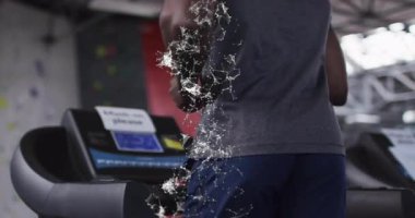 Spor salonunun içinde koşu bandında koşan bir adam, animasyon ağıyla görsel hareket verilerini örtüyor. Fitness, motion, connectivity, innovation, health, technology, training