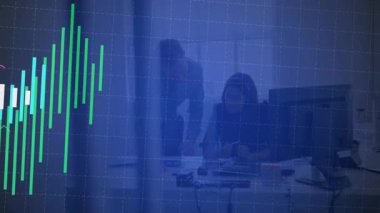 Finans ekibi, mali tablolarda trend çizgilerini gösteren belgeleri masabaşında inceleyecek. İşbirliği, profesyonellik, analitik, strateji, takım çalışması, üretkenlik, modernlik