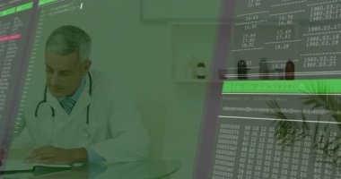 Sağlık teknisyenleri şifreleme ve şifreleme çubuklarını gösteriyor. Tıbbi, teknoloji, yazılım, yenilik, analitik, profesyonel, dijital