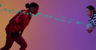 Stüdyoda yarışan iki bayan rugby oyuncusu, renkleri değişen camgöbeği dijital örtülerini gösteriyorlar. Sporcular, yarışma, dinamik, modern, enerjik, fitness, dijital