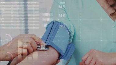 Sağlık kliniğinde mavi kan basıncını ölçen hemşire animasyon çizelgeleri ve dünya haritasını gösteriyor. Sağlık, dijital sağlık, tıbbi teknoloji, teşhis, profesyonel, geleceksel, hasta bakımı