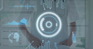 Steteskop kullanan kadın doktor klinikte tıbbi hologramları, vitrin çizelgelerini ve HUD görüntülerini gösteriyor. Teknoloji, yenilik, sağlık, fütüristik, veri, görselleştirme, dijital