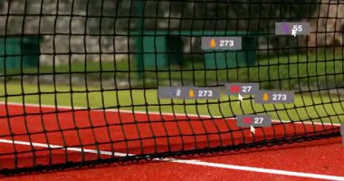 Sosyal medya aktiviteleri tenis ağı boyunca canlanıyor, kil çimen kortlarında yüzen tebligatlar var. Açık hava, spor, rekabet, canlı, dijital, bağlantı, aktif