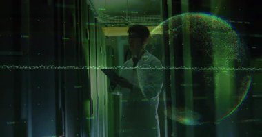 Bilgi merkezinde deneyimli bilişim teknisyeni tarama sunucusu rafları, yeşil kod ve küresel kaplama gösteriyor. Teknoloji, siber güvenlik, yenilik, dijital, fütüristik, ağ, sunucu