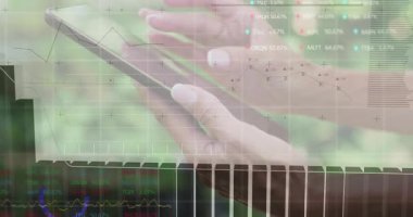 Açık havada akıllı telefonları dinleyen, finans tabloları, bar grafikleri ve borsa saatleri gösteren bir kadın. Teknoloji, finans, yatırım, analitik, mobil, veri görselleştirme, modern