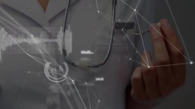 Stüdyonun arka planında duran kadın doktor, animasyon tıbbi ağ çizgileri ve çizelgeleri gösteriyor. Tıbbi, sağlık, teletıp, dijital, teknoloji, profesyonel, veri