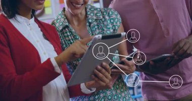 Meslektaşlar tablete odaklanıyor, akıllı telefondan ağ simgelerini izliyor, pazarlama işbirliğini yürütüyor. İşbirliği, takım çalışması, dijital bağlantı, modern çalışma alanı, yenilik, iletişim, profesyonel