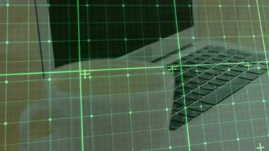 Beyaz seramik kahve fincanı dizüstü bilgisayar ve akıllı telefonun yanında otururken yeşil HUD şebekesi titreşimi örtüyor. Teknoloji, çalışma alanı, dijital, modern, üretkenlik, yenilik, minimalizm