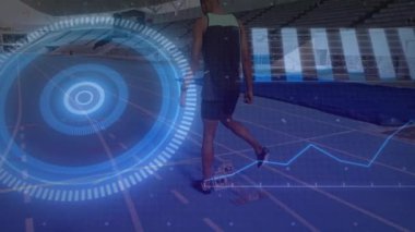 Hipodrom bloklarında duran erkek sporcu, spor teknolojisi HUD halkaları ve parıldayan veri grafiği gösteriyor. Spor, yenilik, teknoloji, performans, fitness, stadyum, dijital