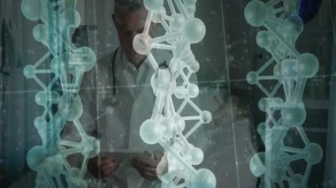 Holografik moleküler modellerle tıp laboratuarında tableti inceleyen kıdemli erkek doktor. Klinik, geleceksel, yenilik, sağlık, teknoloji, araştırma, analiz