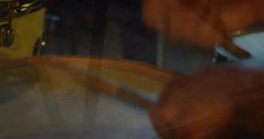 Davul başı yavaşça döner, ahşap halka sıcak parlar, tokmak zilin altında dinlenir. Müzik, enstrüman, perküsyon, akustik, el işi, performans, stüdyo