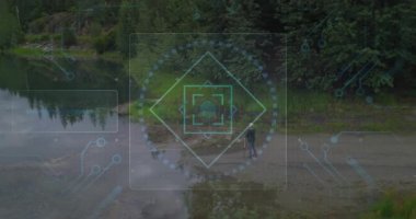 Kadın araştırmacı kıyıda çevre verileri topluyor, animasyon sensör ölçümleri gösteriyor. Doğa, ekoloji, araştırma, bilim, keşif, araştırma, çöl