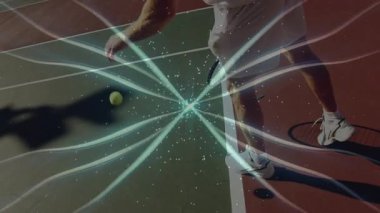 Erkek tenisçi kil sahada topa vuruyor. Parlayan neon enerji izleri spor teknolojisinde dönüyor. Spor, hareket, dijital, atletik, canlı, rekabet, açık hava