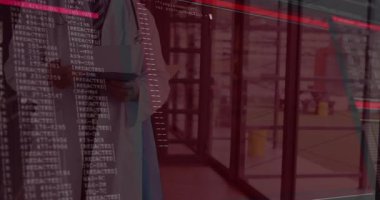 Modern ofis içini kaplayan kodlar 3 boyutlu görüntülerle kaplanırken, profesyonel tutucu ince tablet. Teknoloji, yenilik, şirket, dijital, çalışma alanı, fütüristik, veri