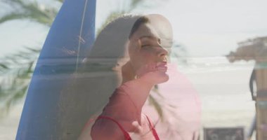 Plaj çifti kumlu sahilde pazarlama tasarımı yapıyor, animasyon sörf tahtası grafikleri ve dalga ikonlarını örtüyor. Canlı, manzaralı, dinamik, ilham verici, yaşam tarzı, tropikal, sıradan