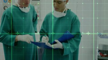 Ameliyathanede hasta notlarını inceleyen iki erkek cerrah animasyon sağlık raporlarını gösteriyor. Tıbbi, profesyonel, temiz, klinik, işbirlikçi, teşhis edici, sağlık hizmetleri