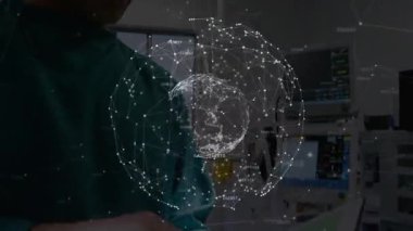 Doktor yeşil önlük giyip tablet tutarken hayati monitörde ağ hologramını gösteriyor. Tıbbi, teknoloji, fütüristik, sağlık, yenilik, profesyonel, dijital