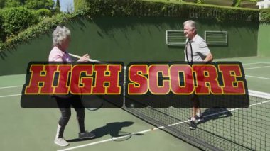 Son sınıf çifti özel tenis kortunda animasyon fitness çizelgesi ve skor tabelasıyla kutlama yapıyor. Atletik, boş zaman, spor, açık hava, sağlık, canlılık, aktif