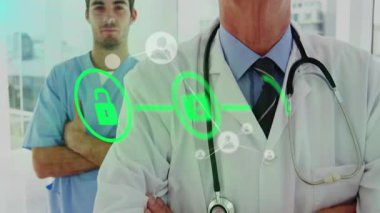 Kıdemli erkek doktor tıbbi tesiste duruyor, yeşil güvenlik simgeleri ve ağ düğümlerini gösteriyor. Tıbbi, sağlık, teknoloji, dijital, profesyonellik, yenilik, hastane