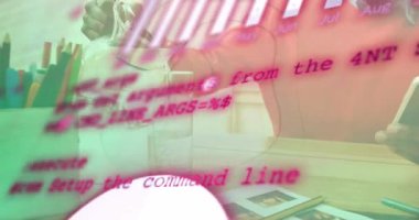 Adam cam sürahiden uzun bardağa su dökerken teknoloji kodu ve bar çizelgesi ortaya çıkıyor. Profesyonel, modern, minimalist, üretkenlik, dijital, iletişim, çalışma alanı