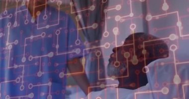 Hastane koğuşunda erkek hastaya yaslanan kadın hemşire dijital devre şebekesini gösteriyor. Sağlık, tıbbi, teknoloji, profesyonellik, şefkat, yenilik, klinik