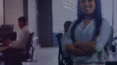 Modern finans ofisinde cam üzerinde yüzen borsa çizelgeleriyle duran bir kadın yönetici. İş, takım çalışması, teknoloji, işbirliği, modern, yenilik, profesyonel