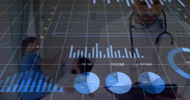 Erkek doktor ve bayan hemşire koğuştaki hastayı izliyor, yüzen bar çizelgeleri gösteriyor. Tıbbi, sağlık, dijital, profesyonel, tedavi, analiz, klinik