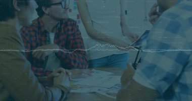 Çalışma arkadaşları çalışma masasında iş verilerini paylaşıyorlar, tablet üzerinde çizgi çizelgeleri ve yapışkan notları gösteriyorlar. İşbirliği, takım, beyin fırtınası, ofis, modern, çalışma alanı, veri