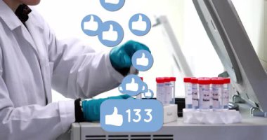 Laboratuvar araştırmaları teknisyenlerin yüzen başparmakları olan test tüplerini kullandıklarını gösteriyor. Bilim adamı, laboratuvar, analiz, araştırma, teknoloji, yenilik, kesinlik