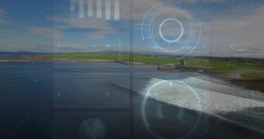 Taş Gözetleme Kulesi yıkıntısı çimenli kayalıklarda oturuyor, okyanus dalgaları şeffaf kaplama altında çarpışıyor. Sahil, manzara, denizcilik, navigasyon, dijital arayüz, manzara