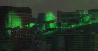 Alacakaranlıkta şehir silueti üzerinde süzülen 3D yeşil zincir grafiği ikili kodları gösteriyor. Gelecekçi, dijital, siber, teknoloji, bağlantı, soyut, neon