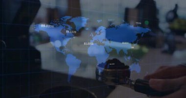 Dijital dünya haritası içeren, sayısal veri göstergelerini gösteren bir tabletle oturmuş bir adam. Teknoloji, veri görselleştirme, yenilik, dijital arayüz, iş analizleri, modern, profesyonel