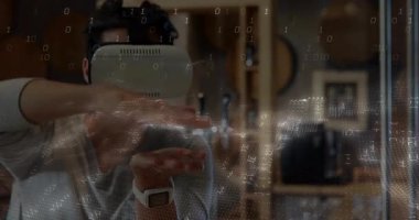 VR kulaklık takan bir adam teknoloji laboratuvarında holografik dünyayı manipüle ederek ikili kod gösteriyor. Fütürist, sürükleyici, yenilikçi, dijital, teknoloji, eğlence, modern