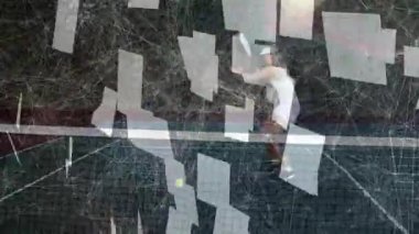 Kadın tenisçi yeşil kortta ağın arkasında dikiliyor, dijital bulut ağıyla etkileşimde. Atletizm, spor, açık hava, aktif giyim, dijital bağlantı, yenilik