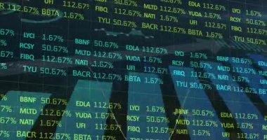 Borsa konsolu, yeşil kalp kodları ve donut grafiklerini gösteren karanlık şebekeler üzerinde sergileniyor. Finansal, analitik, veri görselleştirme, teknoloji, modern, kurumsal, yatırım
