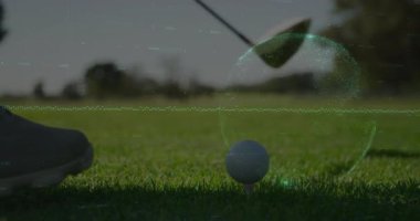 Spor teknolojisi sahnesinde golf topunun yeşil çimlerin üzerinde, veri yayı ile dinlendiğini görüyoruz. Spor, teknoloji, analitik, kesinlik, açık hava, modern, yenilik