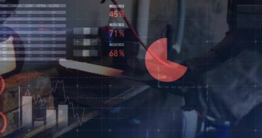 Masada, dijital dünya haritasını turta grafikleriyle gösteren profesyonel erkek yazma notları. Teknoloji, yenilik, veri analizi, şirket, fütüristik, işbirliği, analitik