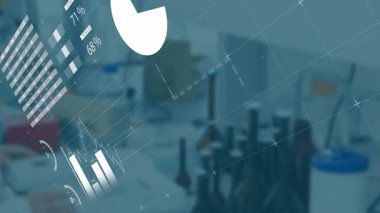 Teknoloji laboratuarındaki bankta numunelerle ilgilenen bir adam. Canlandırılmış turta grafikleri çizelgeleri sergiliyor. Veri görselleştirme, bilimsel araştırma, analitik, teknolojik, yenilik, hassasiyet, tıbbi