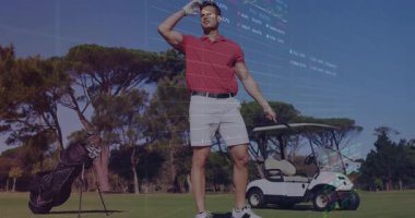 Erkek golfçü pist üzerinde duruyor, yüzen finansal tablolara ve hisse senedi verilerine bakıyor. Sporcu, boş zaman, açık hava, manzara, canlılık, hassasiyet, yatırım