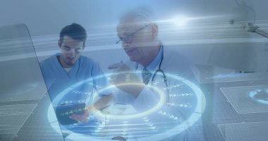 Dizüstü bilgisayar arayüzü üzerinde çalışan iki erkek tıp uzmanı animasyon holografik çizelgeler hazırlıyorlar. Sağlık, yenilik, teknoloji, işbirliği, fütürizm, profesyonellik, dijital