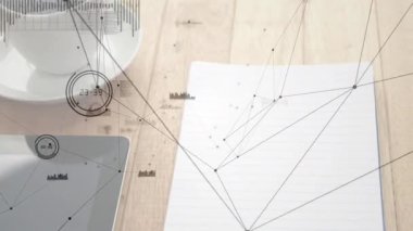 Sol tarafta gri tablet, sağ tarafta defter ve kalem, masanın üzerinde ağ grafikleri var. Teknoloji, üretkenlik, modern, yenilik, dijital, çalışma alanı, tasarım