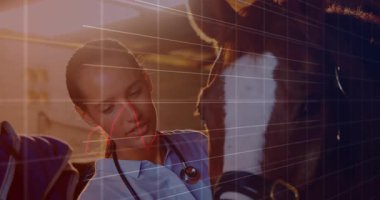 Steteskop takan tıp doktoru hastayı muayene ediyor, yüzdeleri olan animasyon grafikler gösteriyor. Sağlık, tanı, veri analizi, dijital sağlık, hasta bakımı, tıbbi teknoloji, profesyonel