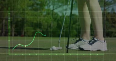 Golfçü bacakları, dijital grafik kaplaması, golf topu ve golf sopasıyla yeşili resmediyor. Spor, performans, analitik, boş zaman, açık hava, teknik, izleme